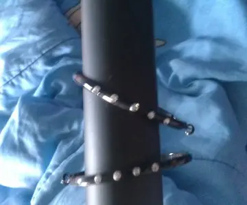 anneaux noirs à strass, Inconnue