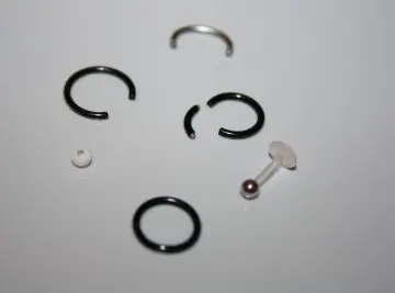 Piercings, Inconnue