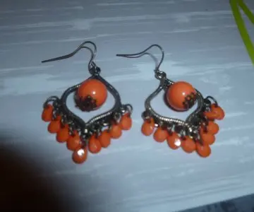 Boucles d'oreilles oranges, Inconnue