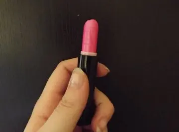 Rouge à lèvre, Inconnue