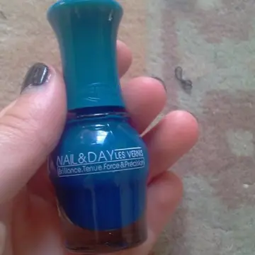 Vernis à ongle bleu, Nail & day
