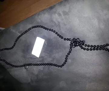Collier boules noir, Inconnue
