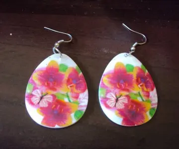 Boucles d'oreilles colorées, Inconnue