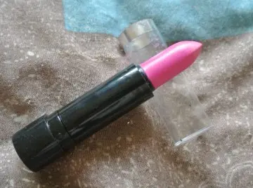 Rouge a lèvre, Inconnue