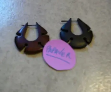 Boucle d'oreille en bois, Inconnue
