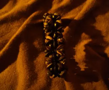 bracelet perles bois, Inconnue