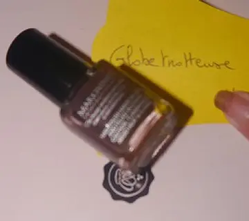 Vernis marron, Markwins International