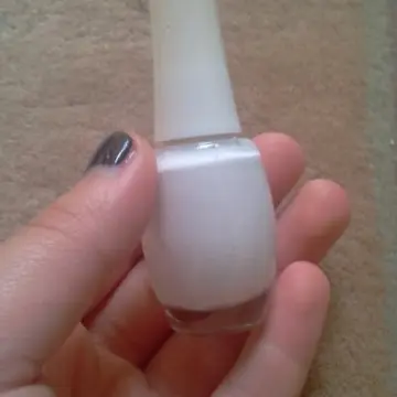 Vernis à ongle blanc, Inconnue