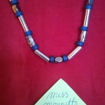 Collier métal et noir, Inconnue