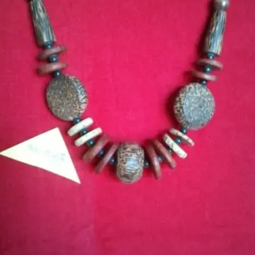 Collier africian ethnique, Inconnue