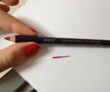 crayon contour des lèvres rose foncé, Kiotis