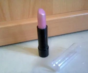 Rouge à lèvre sans marque, Inconnue
