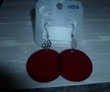 Boucles d'oreilles rouges, Boa Moa