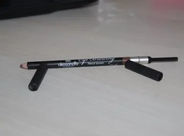 crayon a sourcils, Alessandro