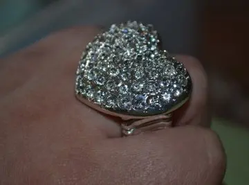 bague strass, Inconnue
