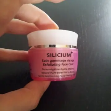 Soin gommage visage au silicium, Adriana Karembeu
