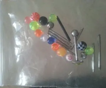 lot piercings langue, Inconnue