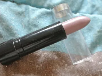rouge a lèvre, Inconnue