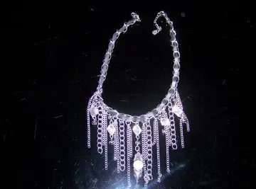 collier argent, Inconnue
