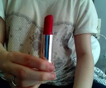 Rouge à lèvres, Inconnue