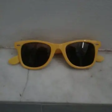 Lunettes jaune, Inconnue