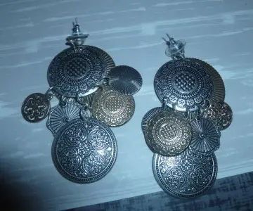 Boucles d'oreilles longues argentés et dorés, Inconnue