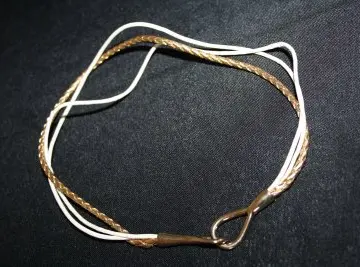 Collier ras de cou blanc et doré, Inconnue