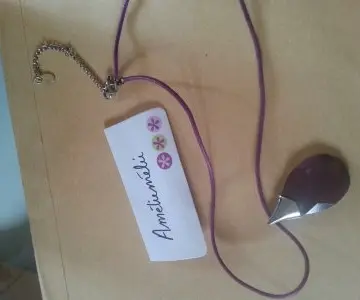 Collier violet, Inconnue