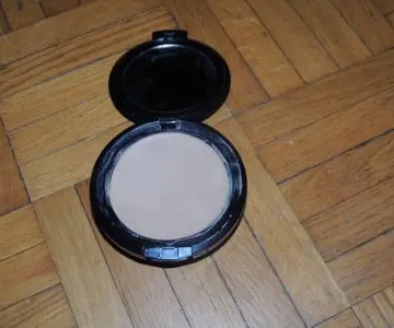 Crème teintée compacte, Liérac