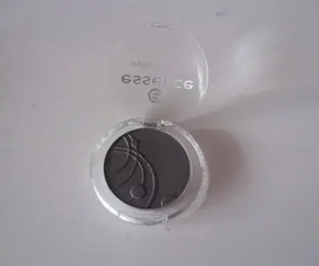 Fard à paupières, Essence