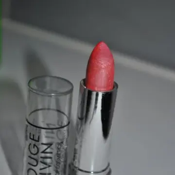 Rouge à lèvre rose clair, Inconnue