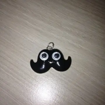 Pendentif moustache, Inconnue