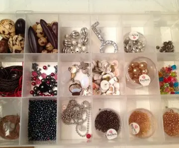 Lot de perles avec sa boîte compartimentée, Inconnue