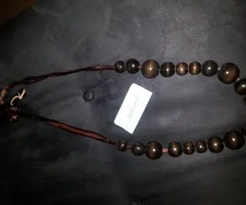 Collier boules marron foncé, Inconnue