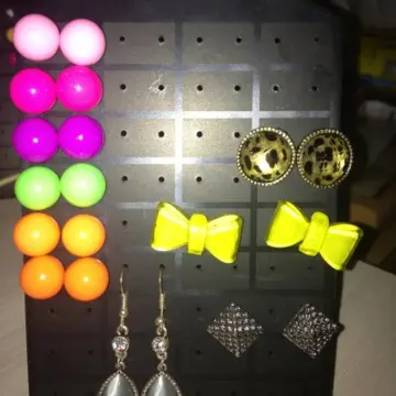 Différentes paires de boucles d'oreilles, Inconnue