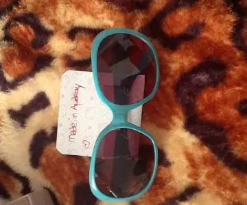 Lunettes de soleil, Inconnue