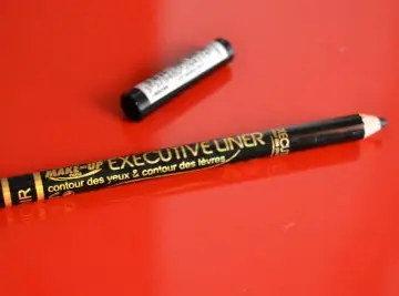 Crayon noir contour yeux et lèvres, Make Me Up