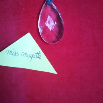 Collier pampille goutte d'eau, Inconnue