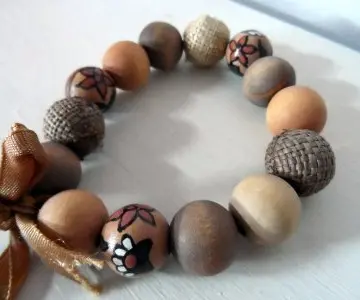 Bracelet perles bois ruban, Inconnue