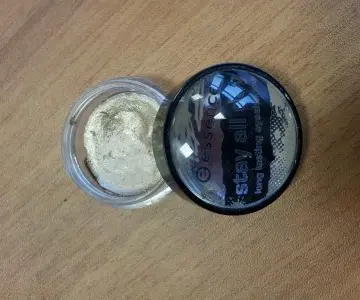 Fard à paupières, Essence
