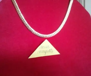 Collier doré, Inconnue