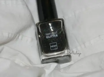 Vernis noir pailleté, Hema