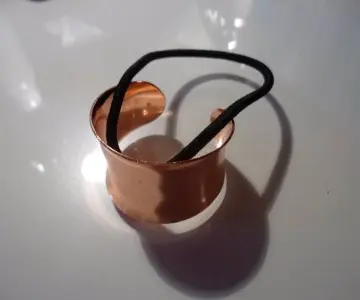 Bague pour cheveux, Inconnue