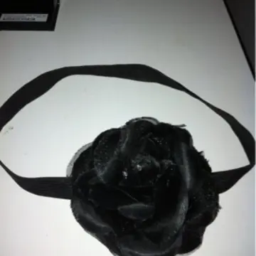 Bandeau rose noire, Inconnue