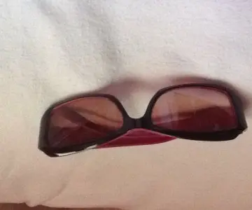 Lunettes rose, Inconnue