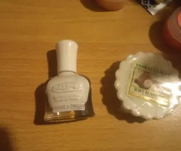 Vernis à ongles blanc, Make Me Up