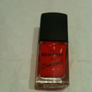 vernis rouge claire, Simone