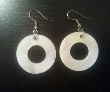 Boucles d'oreilles Nacre, Inconnue