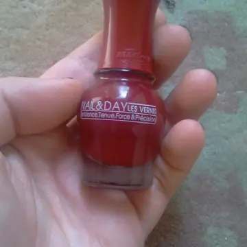Vernis à ongle rouge, Nail & day