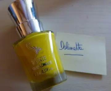 Vernis jaune Wynie, Wynie